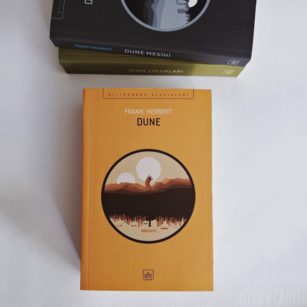 -Yalnız bi şey söyleyim kitap on numara. 
+Dee mi
-Dune değil mi bu?
+Dune. Biz başka bi şey okuyamayız komiserim. Dune'dan başka bi şey bizim evde okunmaz. Bazıları bunu okumuyor. Uzun olduğunu söylüyorlar.
-Uzun derler.
+Uzun derler amma bilim kurgu da Dune'dur.