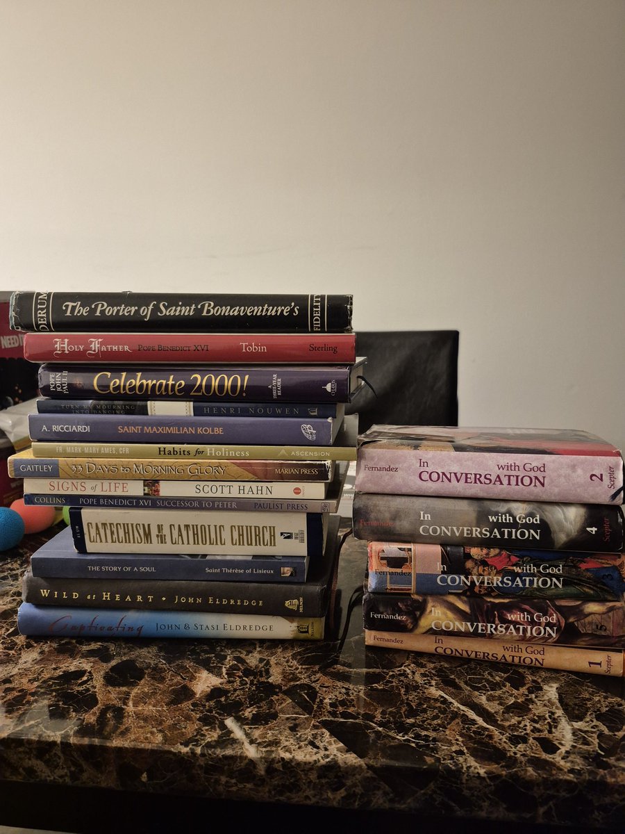 cmoran1216's tweet photo. Yesterday's thrifted book haul. All of them for just under $15 https://t.co/MWK7K8Tslv