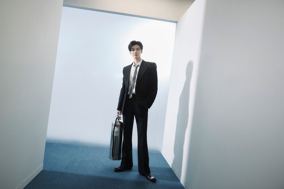 顔とスタイルがよすぎて三時間気づかなかったけど、消火器持ってて草