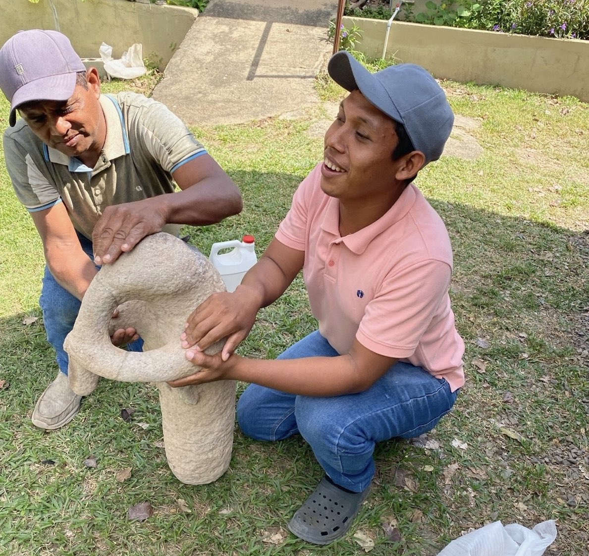 🧵acumulado suciedad y manchas de pintura, aceite y otros residuos.
En diciembre pasado, Octavio Vargas, Armando Vargas y Abdías Meneses realizaron un cuidadoso trabajo de limpieza y conservación básica para restaurar las esculturas.