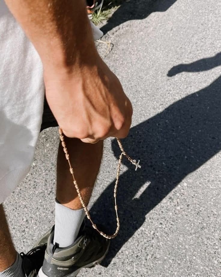 DANTE_eloficial's tweet image. El rosario me parecía largo, repetitivo, hasta que un día entendí que no era para la cabeza, sino para el corazón cansado. María dejó de ser una figura lejana y se volvió presencia silenciosa, como una madre que no hace ruido, pero no se va.