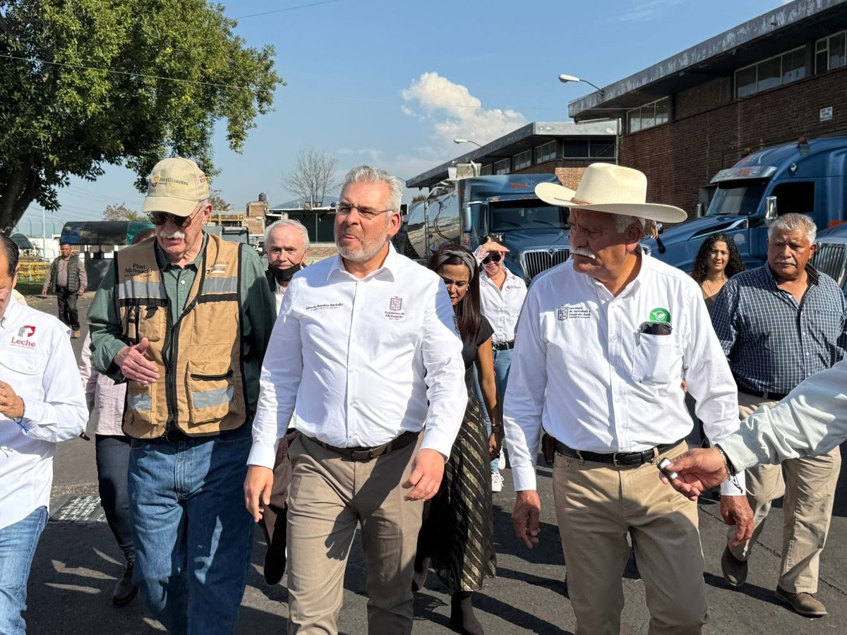 🥛 En Michoacán, 153 productores generan 250 mil litros diarios de leche, con meta de alcanzar 23 M en 2026.
El titular de #SADERMich Cuauhtémoc Ramírez acompañó al gobernador Alfredo Ramírez y al secretario Julio Berdegué, refrendando el respaldo al sector. 🐄🌱