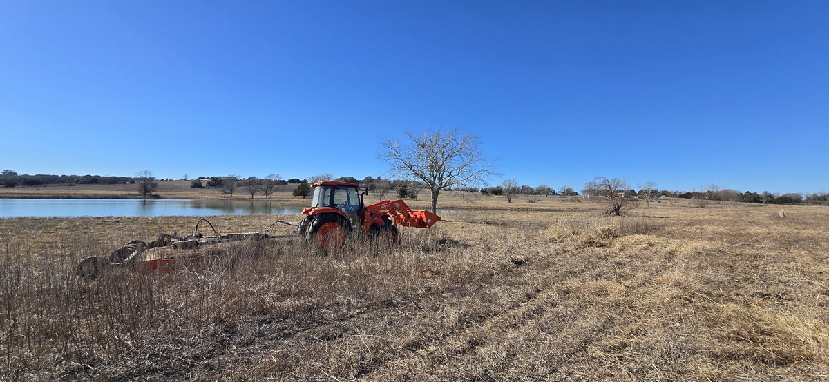 BrowningMachine's tweet photo. 1/
#FarmLyfe
I'm as giddy as a schoolgirl...the new Kubota and huge 15 foot brush-hog are dreamy.
I mowed just under 40 difficult acres in under nine hours, and 20 gallons of diesel.
I was taking it easy, the motor's new and tight. Still learning the most efficient patterns, too.