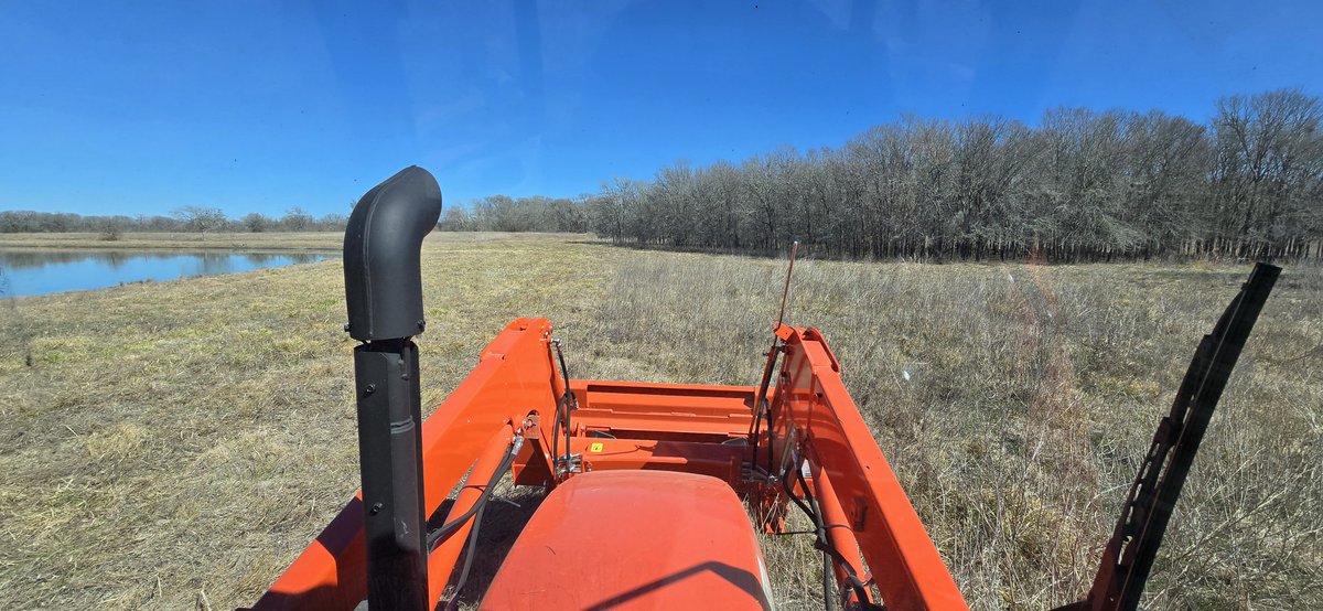 BrowningMachine's tweet photo. 1/
#FarmLyfe
I'm as giddy as a schoolgirl...the new Kubota and huge 15 foot brush-hog are dreamy.
I mowed just under 40 difficult acres in under nine hours, and 20 gallons of diesel.
I was taking it easy, the motor's new and tight. Still learning the most efficient patterns, too.