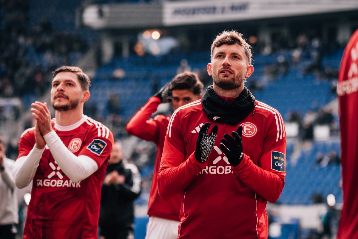 f95's tweet image. Für diesen Kerl habe ich mich heute richtig gefreut 😍
Schön, Dich von der ersten Minute an auf dem Rasen zu sehen, Lenzer 🙌

👉 f95.de/aktuell/news/p…

#f95 | 🔴⚪️ | #KSCF95