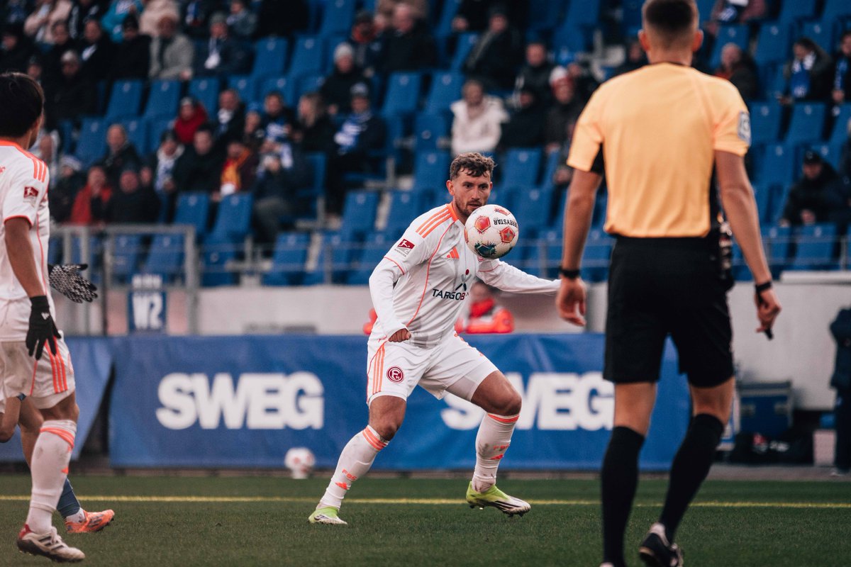 f95's tweet image. Für diesen Kerl habe ich mich heute richtig gefreut 😍
Schön, Dich von der ersten Minute an auf dem Rasen zu sehen, Lenzer 🙌

👉 f95.de/aktuell/news/p…

#f95 | 🔴⚪️ | #KSCF95