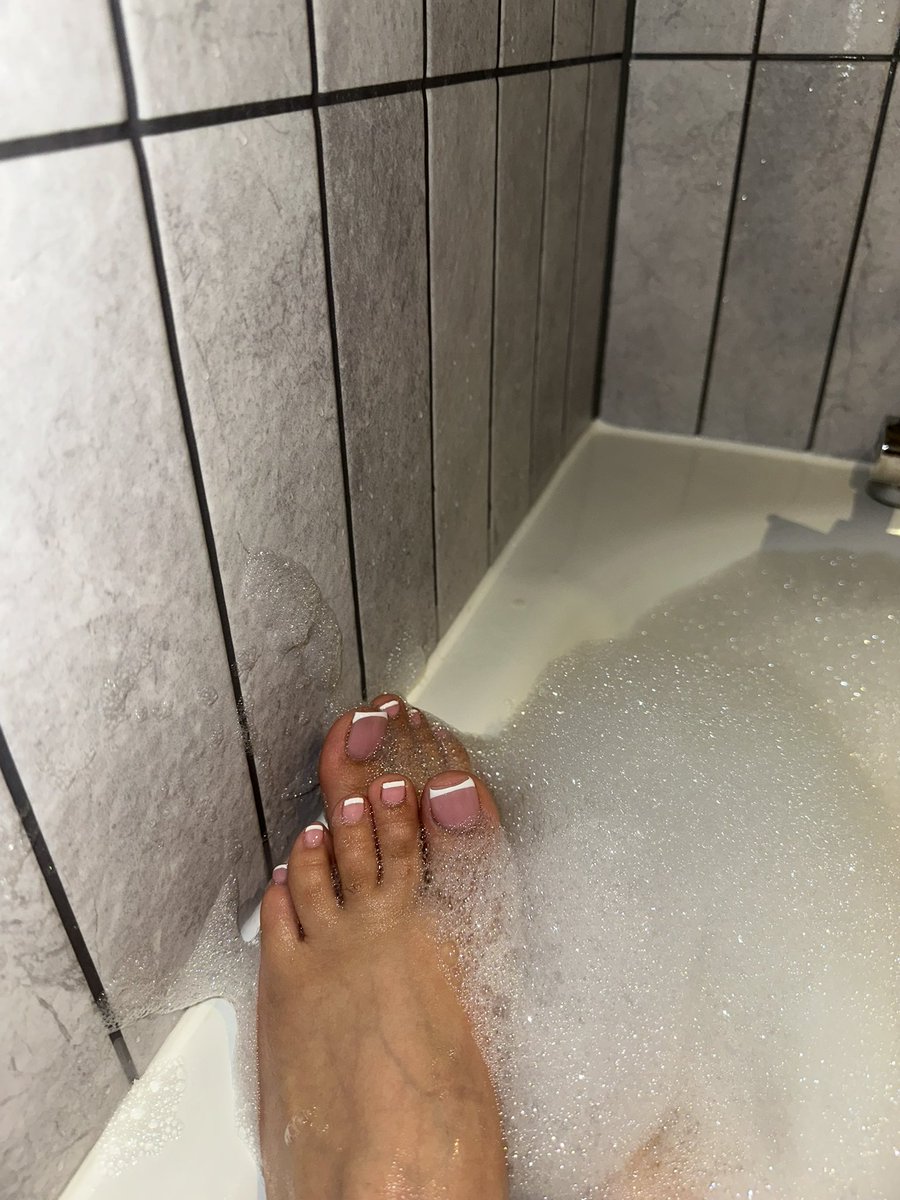 It’s the final chance for a in person meet! 

JOI, SPH, FJ, foot worship, spitting, slapping etc. 

This account will be gone by 1 am 👋