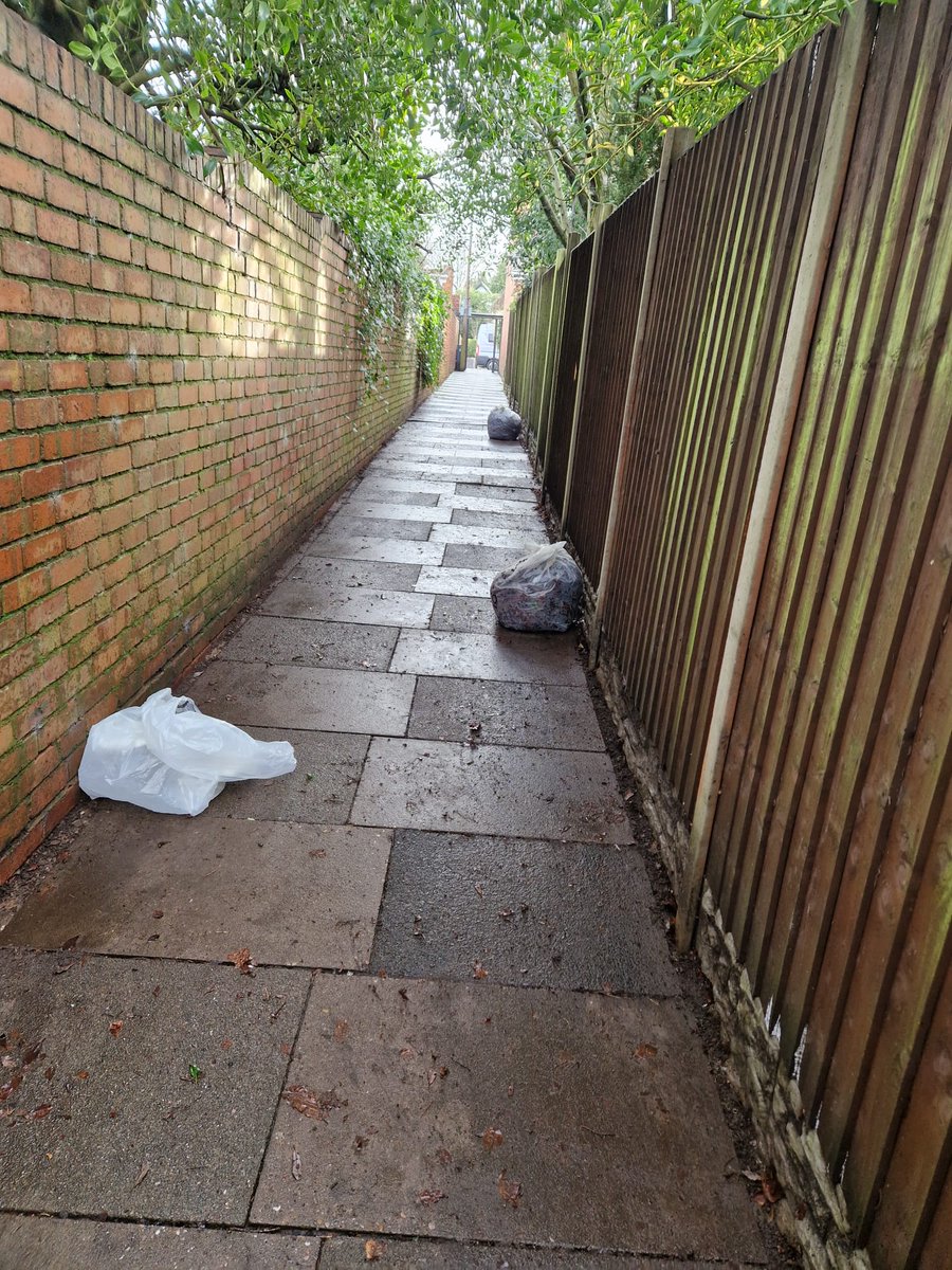 Litterwatch1's tweet image. Part 2 complete! Andy has officially cleared the alley from Bustleholme Lane to Stone Cross, and the difference is incredible. Wow, just wow!! Our volunteers are truly amazing—we’re so proud of the work you do for West Bromwich.
#WestBromwich #sandwell #VolunteerPower