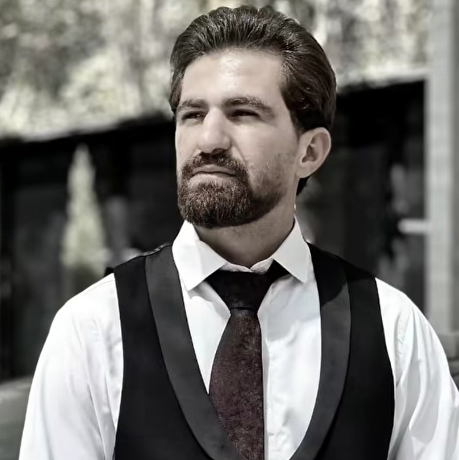 🖋سگش هنوز منتظره،وقتی بردیمش سر خاک سکوتش از هزار گریه بلندتر بود💔😭
جاوید نام #علی_کرمی ۲۶ ساله که در حزفه صافکاری فعالیت میکرد ،در میدان رسالت تهران با شلیک سه گلوله کشته شد.

#IranMassacre