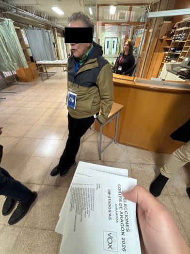 Apoderado del PP en el colegio Ramon Cajal de Zaragoza ha roto papeletas de VOX.
Ha sido denunciado
Más VOX y menos punteros, ladrones y terroristas en el gobierno