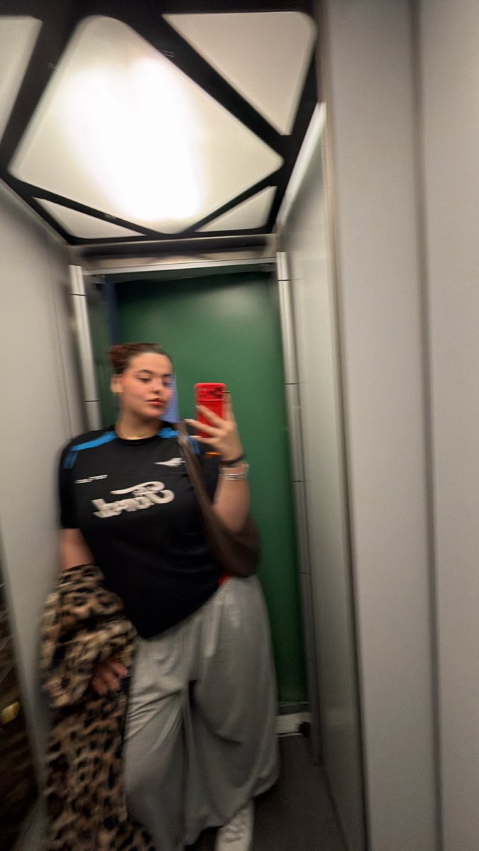 Diosa Anni🦈 tweet media