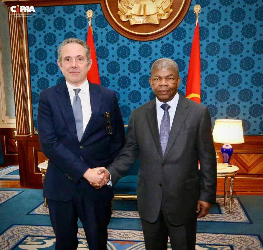 KalonjiTV's tweet photo. *#ANGOLA🇦🇴-#RDC🇨🇩-#UNION EUROPÉENNE🇪🇺:*
L’#UE salue le rôle de l’#Angola et presse pour un cessez-le-feu immédiat dans l’Est de la #RDC.

En clôturant sa troisième mission en Angola, ce samedi 07 Février 2026 le Représentant spécial de l’Union européenne (RSUE) pour la région des Grands Lacs, Johan #Borgstam, a été reçu par le président angolais João #Lourenço. Une rencontre de haut niveau qui confirme, une fois de plus, la place centrale qu’occupe #Luanda dans les efforts diplomatiques visant à ramener la paix dans l’est de la République démocratique du Congo.

Selon un communiqué de la délégation de l’Union européenne en #Angola, les échanges ont principalement porté sur la dégradation persistante de la situation sécuritaire dans la région des Grands Lacs et sur les initiatives conjointes susceptibles de favoriser une issue politique et pacifique au conflit qui ravage l’Est congolais.

Au fil de sa mission, Johan #Borgstam a tenu à souligner « le rôle important et l’engagement constant de l’#Angola », et en particulier celui du président Lourenço, dans la recherche de la stabilité régionale. L’Union européenne dit appuyer clairement les efforts angolais en faveur d’un dialogue national inclusif en #RDC, considéré comme une voie essentielle pour sortir durablement de la crise.

Mais le message de l’#UE ne s’arrête pas là. Bruxelles hausse le ton et appelle toutes les parties impliquées dans le conflit à désamorcer immédiatement les tensions. L’#UE insiste sur la nécessité d’un cessez-le-feu immédiat, effectif et durable, la fin de tout soutien aux groupes armés, l’arrêt des provocations et la fin des discours de haine qui alimentent l’instabilité.

Dans son communiqué, l’Union européenne rappelle également les engagements internationaux déjà pris. Elle exhorte les acteurs concernés à respecter la résolution 2773 du Conseil de sécurité des Nations unies, les accords de #Washington ainsi que l’accord-cadre de #Doha.

Ces engagements incluent notamment :
Le respect strict de l’intégrité territoriale de la #RDC.

-Le retrait des troupes rwandaises du territoire congolais;
-La fin du soutien du gouvernement rwandais au #M23;
-La neutralisation des #FDLR par le gouvernement congolais.

À travers cette visite et ces déclarations, l’#UE envoie un signal clair : la crise de l’est de la #RDC reste une priorité diplomatique internationale, et l’Angola demeure un acteur clé dans la recherche d’une solution politique crédible et inclusive.

(Berm's #Bamba)
