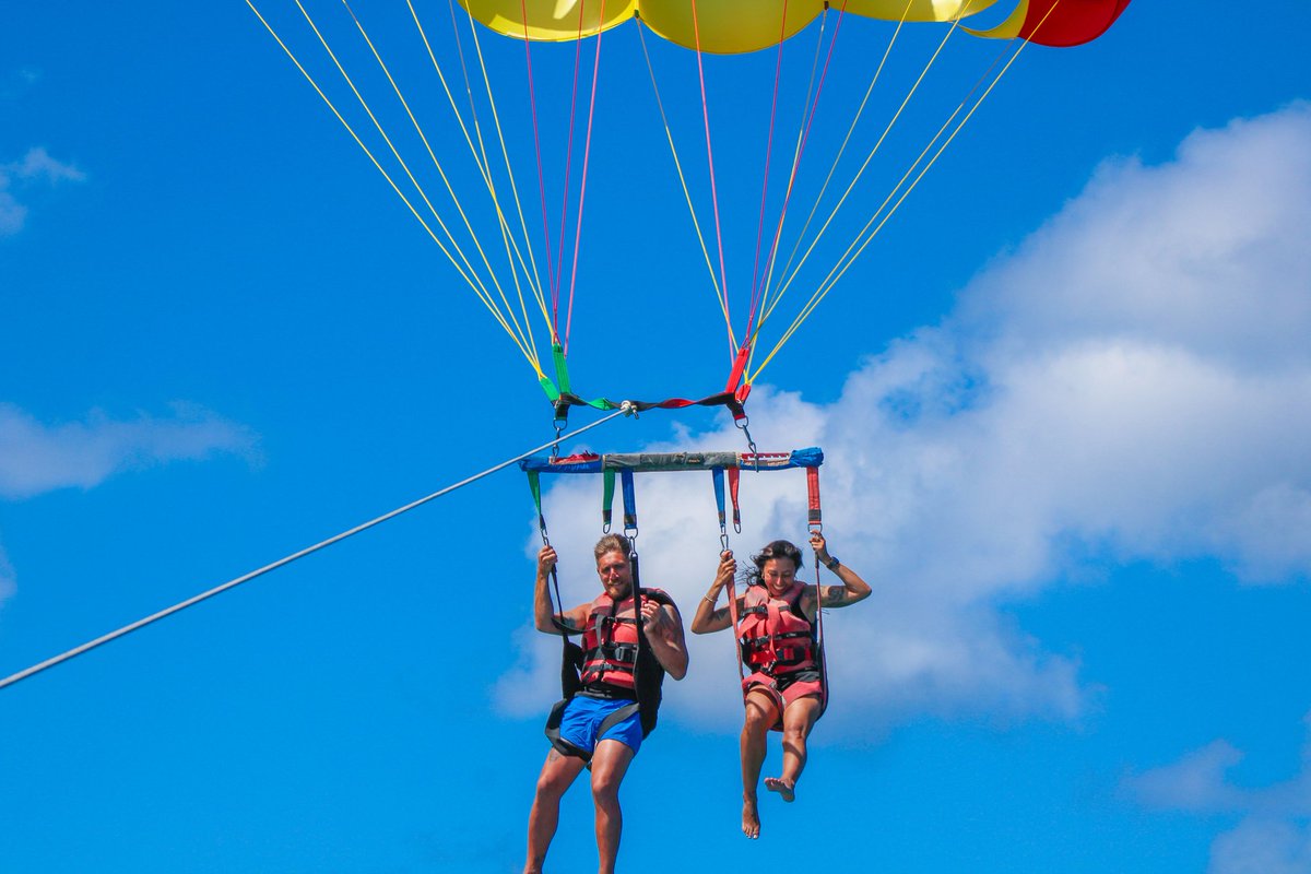 NEVER stop going on adventures together ✅️✅️
#aruba #vacation #parasailing