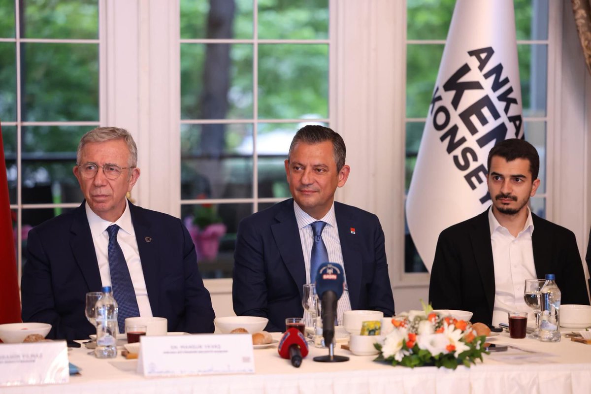 Cumhuriyet Halk Partisi, zor zamanlarda eğilenlerin değil; baskı karşısında dik duranların, kişisel hesaplar karşısında ilkelerini koruyanların partisidir.

Partililik; makamlar değişirken değil, şartlar ağırlaşırken sınanır.

Biz bu yolu; kolay olanı seçmek için değil, doğru