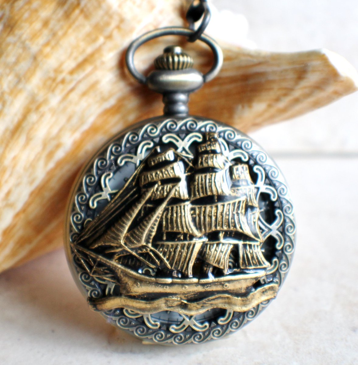 charsfavorite's tweet image. Time is timeless with our Ship Mechanical Pocket Watch, yours for just $79. Elevate your style and embrace tradition. Act fast and make it yours today! #Watches #LuxuryTimepieces

Shop Now charsfavoritethings.com/products/copy-…