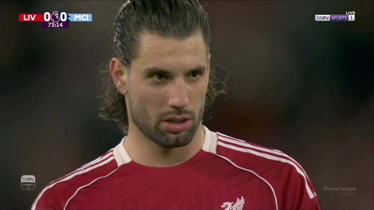 هدددددف. سوبوسلاي يطلق تسديدة قوية لا تُصد ولا تُرد، معلناً تسجيل الهدف الأول ليفربول 1 مانشستر سيتي 0 #الدوري_الإنجليزي_الممتاز 