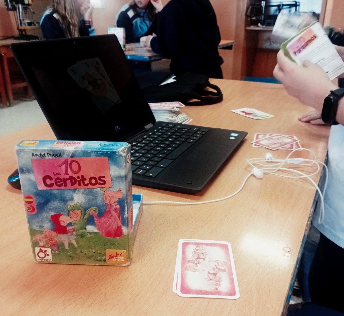 llume38's tweet image. El #scrolling infinito "entrena" la atención corta de nuestro alumnado.
El #ABJ puede entrenar justo lo contrario: concentración, lectura profunda y pensamiento crítico.
Compartir pantallas activas y juego con sentido ayuda a "aprender a aprender". 
#claustrovirtual