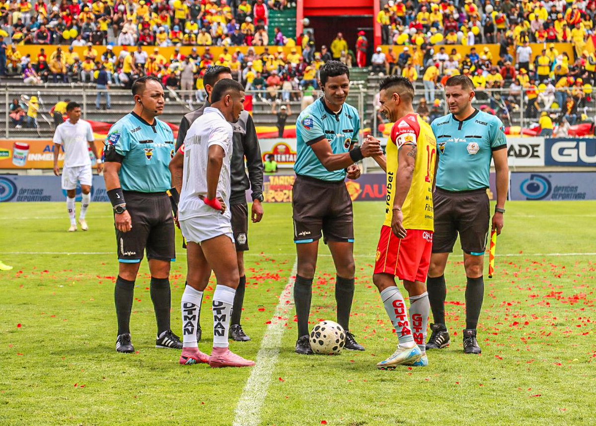 Aucas45's tweet photo. #TardeOriental 
Nuestro primer 11 junto a 2 leyendas.

#GraciasPorSiempre 
#Aucas2026 https://t.co/vcRsgcRVvE