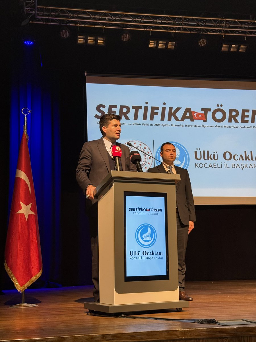 Parmakla sayılıp, aranan YİĞİT
Karanlık çökerken uyanan YİĞİT
Ey kökü maziye dayanan YİĞİT
Sen yürü ardından dağlar yürüsün
Ardından asırlar, çağlar yürüsün…