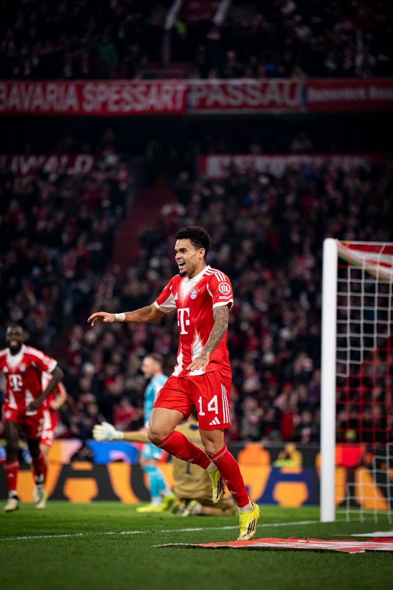 FCBayernEN's tweet photo. Love it, Lucho 🫶🇨🇴 https://t.co/3eECXYpTjS