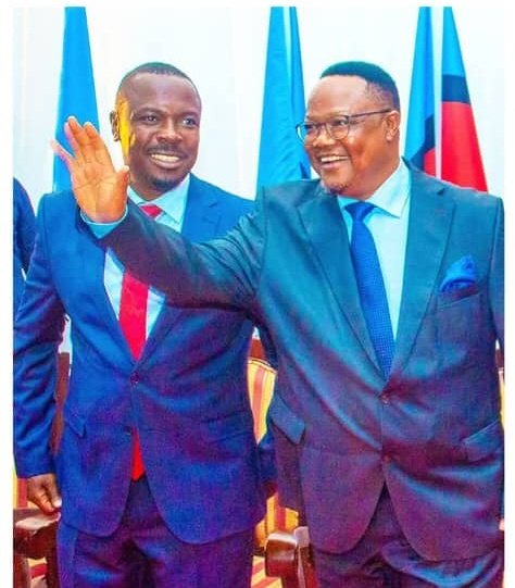 Naomba Repost Yako kwa MIAMBA hii <a href="/TunduALissu/">Tundu Antiphas Lissu</a> na <a href="/HecheJohn/">John Heche</a> .
Kesho LISSU anaenda Kutoa Elimu ya SHERIA huku HECHE akitoa Elimu ya URAIA.