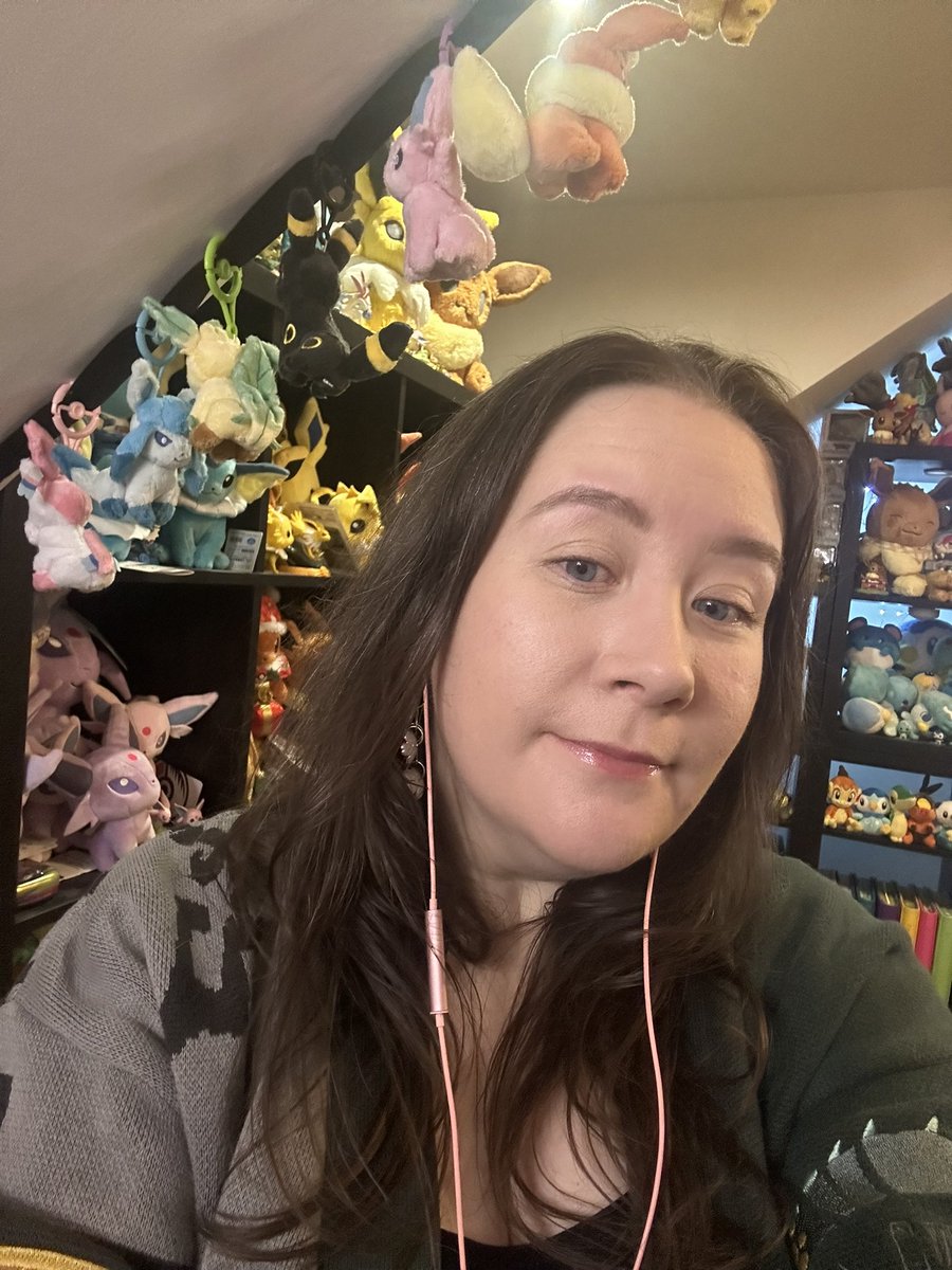 Live on twitch, today has to be the day for lunala right?

twitch.tv/eeveecollector…