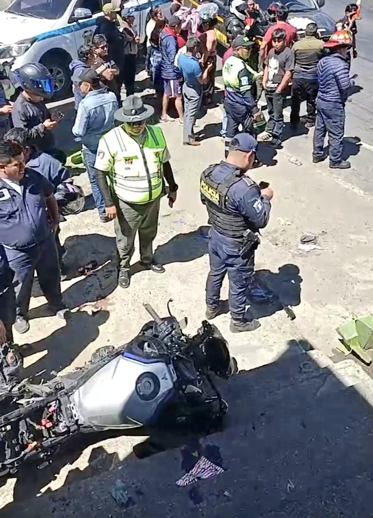 vichoguate's tweet photo. URGENTE:

Motociclista derrapa y embiste a varias personas que esperaban autobús en la salida de Sumpango, Sacatepéquez.

Entre las victimas está un niño, que murió en el hospital debido a las heridas, informan medios locales. https://t.co/pHi13pxIzs
