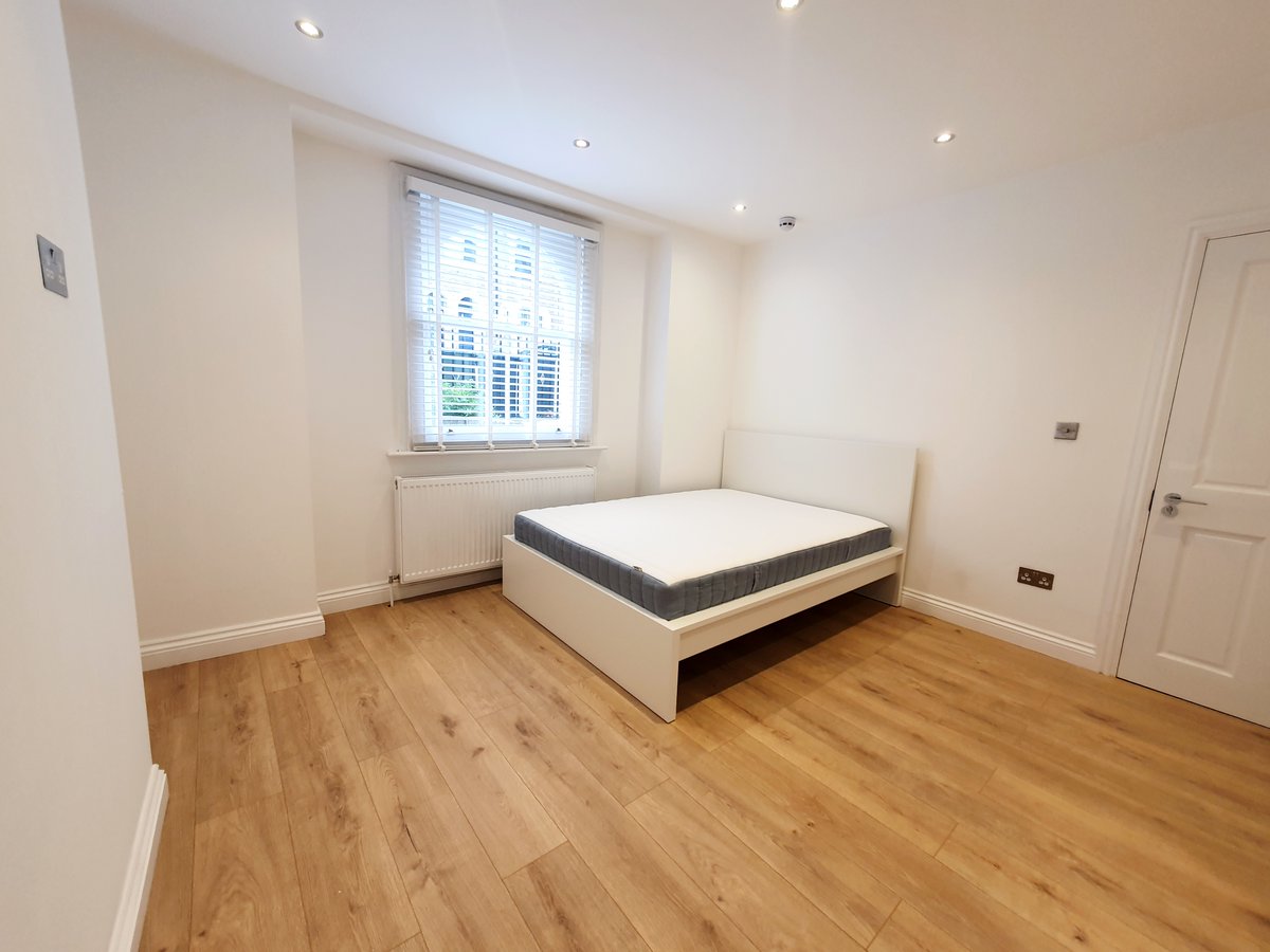 HMOLettingAgent's tweet photo. 👑 Brixton House Share – rooms from £1,199pcm

✨ Refurbished: new kitchen, bathrooms &amp; furniture
✨ Huge house: big garden + 2 kitchens
✨ 3 bathrooms (incl. ensuite)
📍 Less than 5 minutes to Brixton Tube (Victoria Line)

#Brixton #LondonRentals #Zone2 https://t.co/zCn4Fsp2MV