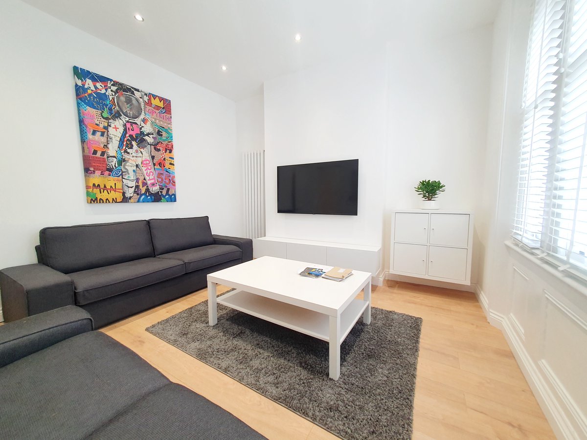 HMOLettingAgent's tweet photo. 👑 Brixton House Share – rooms from £1,199pcm

✨ Refurbished: new kitchen, bathrooms &amp; furniture
✨ Huge house: big garden + 2 kitchens
✨ 3 bathrooms (incl. ensuite)
📍 Less than 5 minutes to Brixton Tube (Victoria Line)

#Brixton #LondonRentals #Zone2 https://t.co/zCn4Fsp2MV