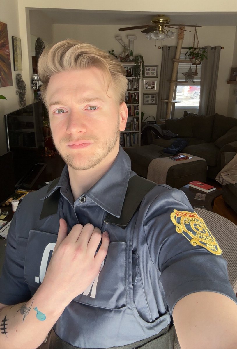 Come say hi on twitch :) Leon cosplay and resident evil 4 today 🧟