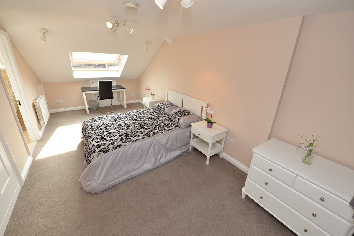 HMOLettingAgent's tweet photo. 🔥 En-Suite Double Room, Lewisham – £1,249pcm

✨ Spacious bedroom w/ desk &amp; storage
✨ Private en-suite
✨ Bills included + WiFi
✨ Kitchen + lounge
📍 5 mins to Lewisham DLR &amp; Rail – London Bridge 8 mins, Canary Wharf 15

#Lewisham #LondonRentals #Zone2 https://t.co/wO7sXaepUm