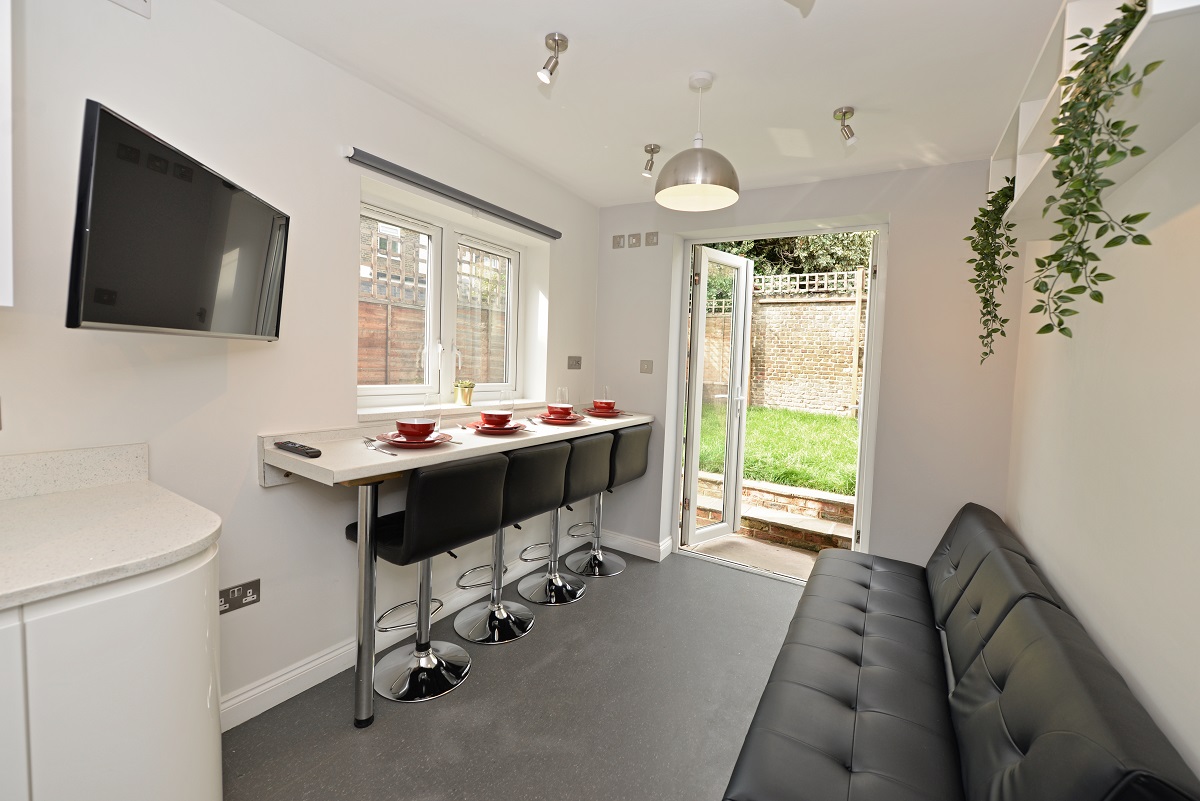 HMOLettingAgent's tweet photo. 🔥 En-Suite Double Room, Lewisham – £1,249pcm

✨ Spacious bedroom w/ desk &amp; storage
✨ Private en-suite
✨ Bills included + WiFi
✨ Kitchen + lounge
📍 5 mins to Lewisham DLR &amp; Rail – London Bridge 8 mins, Canary Wharf 15

#Lewisham #LondonRentals #Zone2 https://t.co/wO7sXaepUm