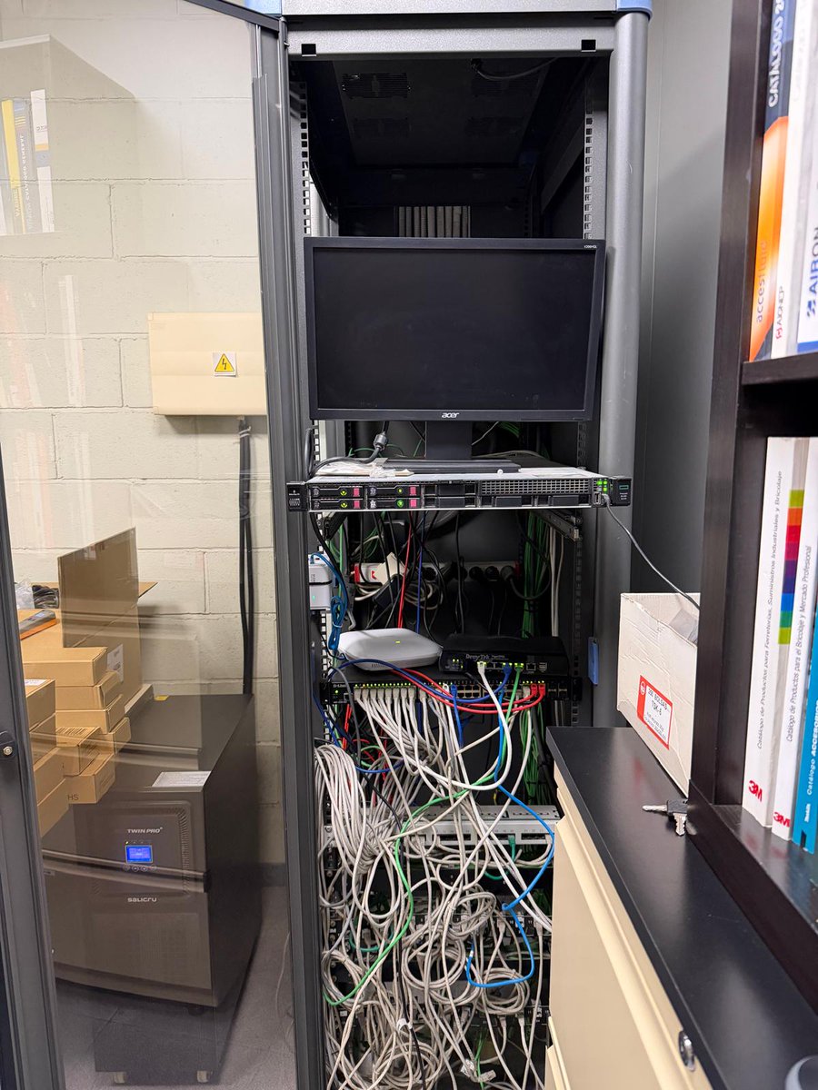 binsoft_ca's tweet photo. Tenir un armari rack ben ordenat és essencial perquè garanteix el bon funcionament de tots els equips i facilita la ventilació, evita sobreescalfaments i redueix el risc d’avaries i permet identificar ràpidament cada cable i dispositiu, cosa que estalvia temps en manteniments. https://t.co/bgau4iOLOG