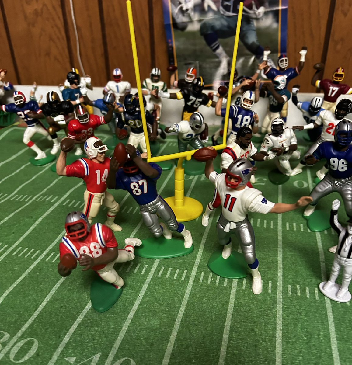 Bobert52's tweet photo. @JunkWaxHeroes it’s down to the final 2 teams! The other 30 teams get to sit and watch! #SuperBowl https://t.co/f04BqzIrvt