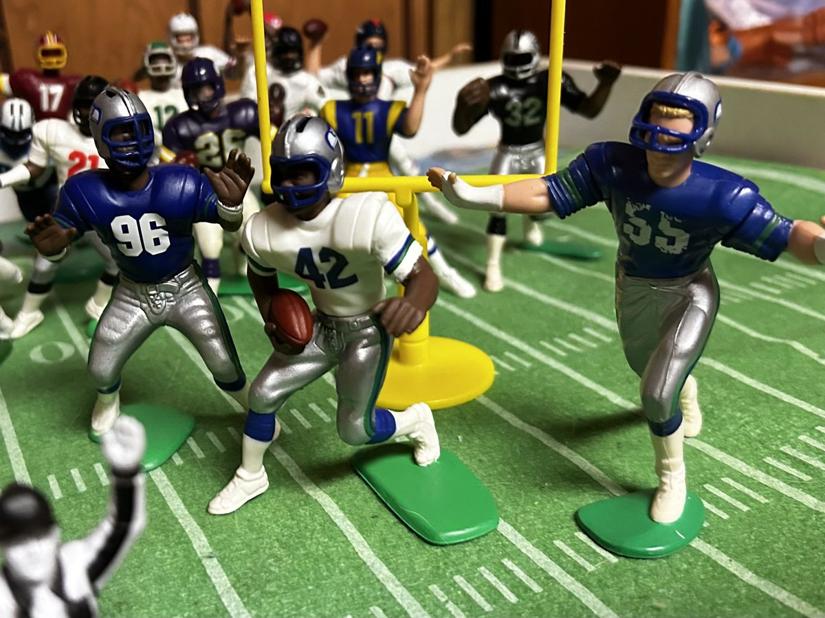 Bobert52's tweet photo. @JunkWaxHeroes it’s down to the final 2 teams! The other 30 teams get to sit and watch! #SuperBowl https://t.co/f04BqzIrvt