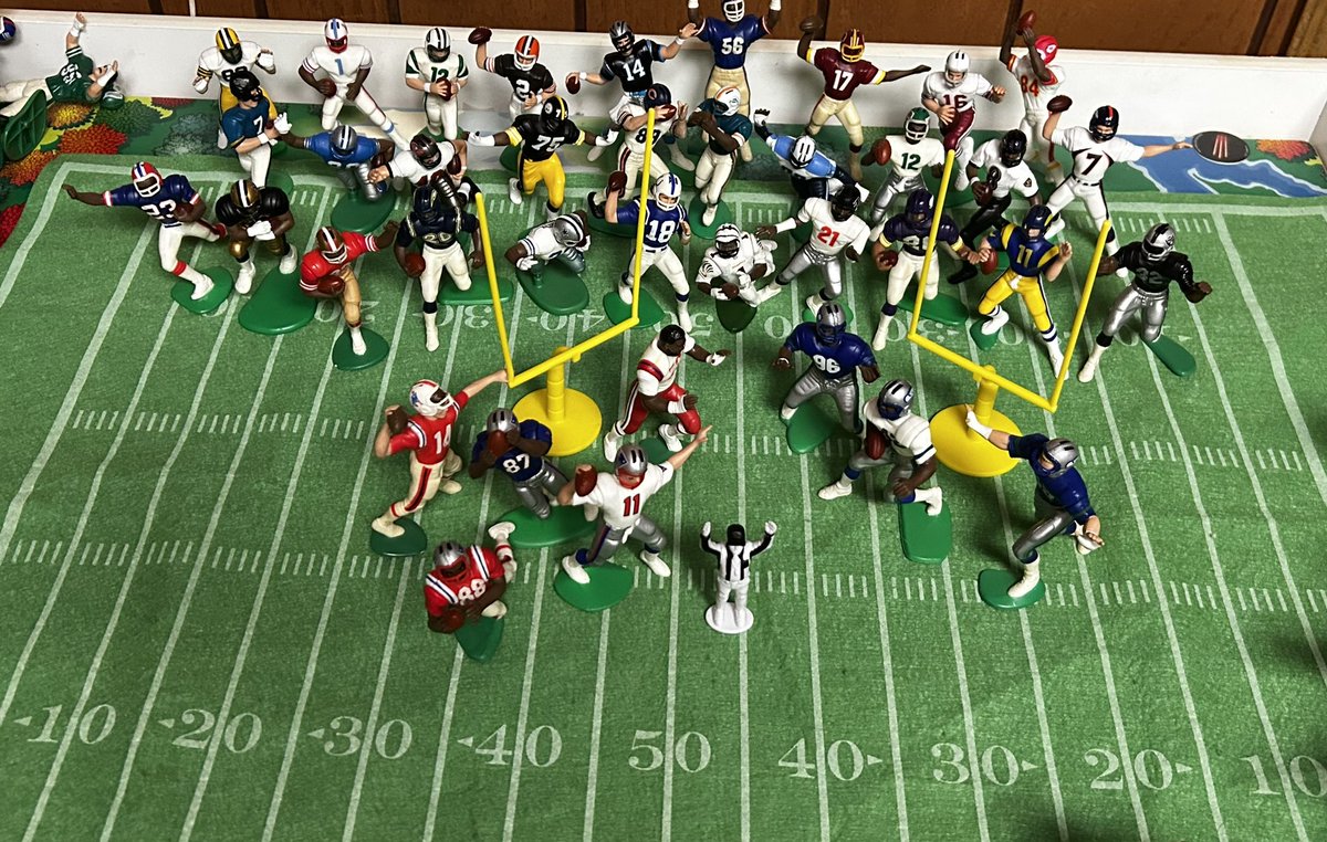 Bobert52's tweet photo. @JunkWaxHeroes it’s down to the final 2 teams! The other 30 teams get to sit and watch! #SuperBowl https://t.co/f04BqzIrvt