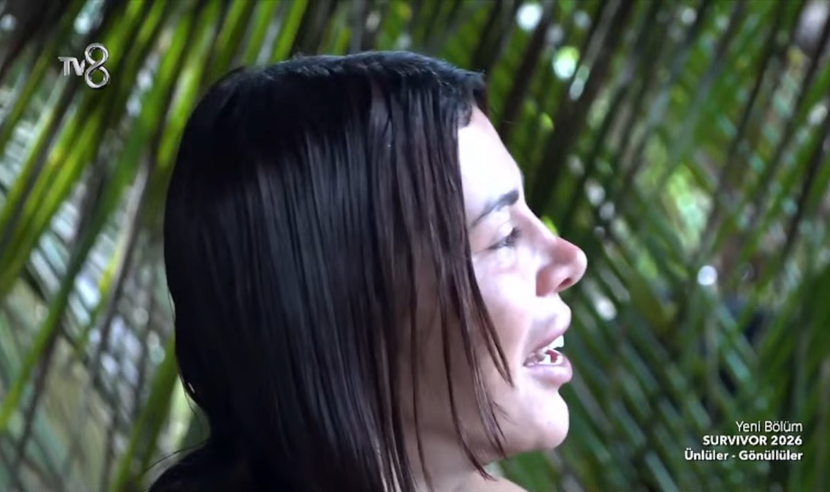Acun Medya acilen Nefise’ye şampuan vermeli. Şu yağa, kire bakın Allah aşkına. Bu kızın dudağı, bıyığı derken saçı da berbat. Aşırı pis hiss ettiriyor.
#Survivor2026
