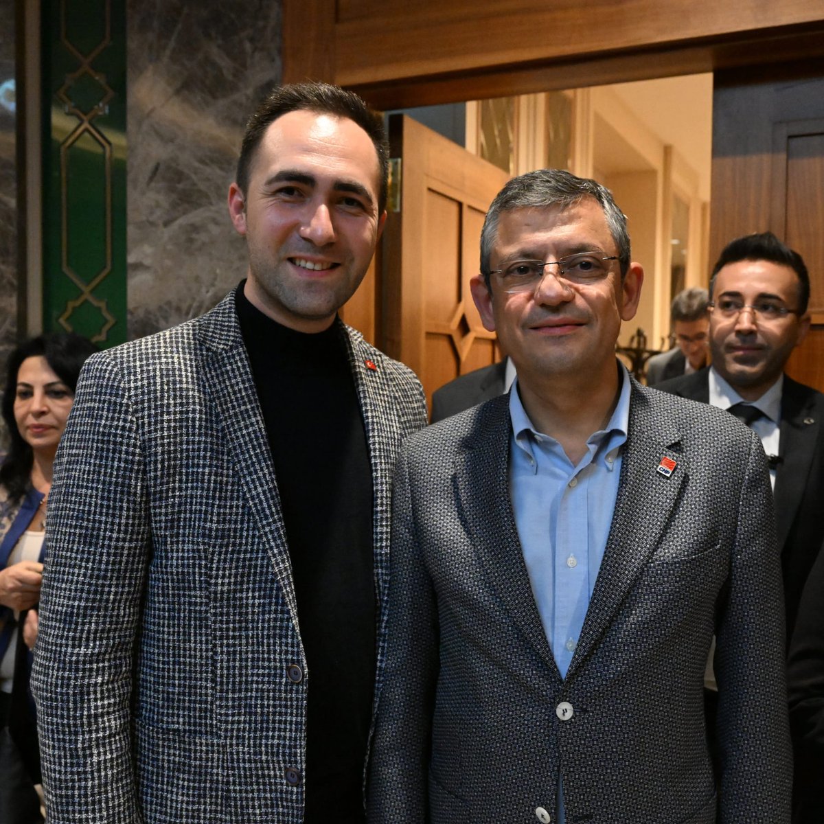 Aynılar aynı yere, ayrılar ayrı yere.

Hedefimiz 86 milyonun iktidarıdır. Pusulamız halkımızın iradesidir. Duruşumuz bedel ödemek pahasına onurumuzu korumaktır. <a href="/eczozgurozel/">Özgür Özel</a>