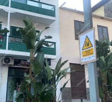 #Tenerife | Han colocado este cartel frente a un centro de MENAs (My City Hotel) en el Puerto de La Cruz.

El Hotel lo tiene alquilado la ONG Quorum Social 77 y es ahí donde se despidió a un trabajador por filtrar la imagen en la que se gastaron 1.600 € en un pedido de pizzas.