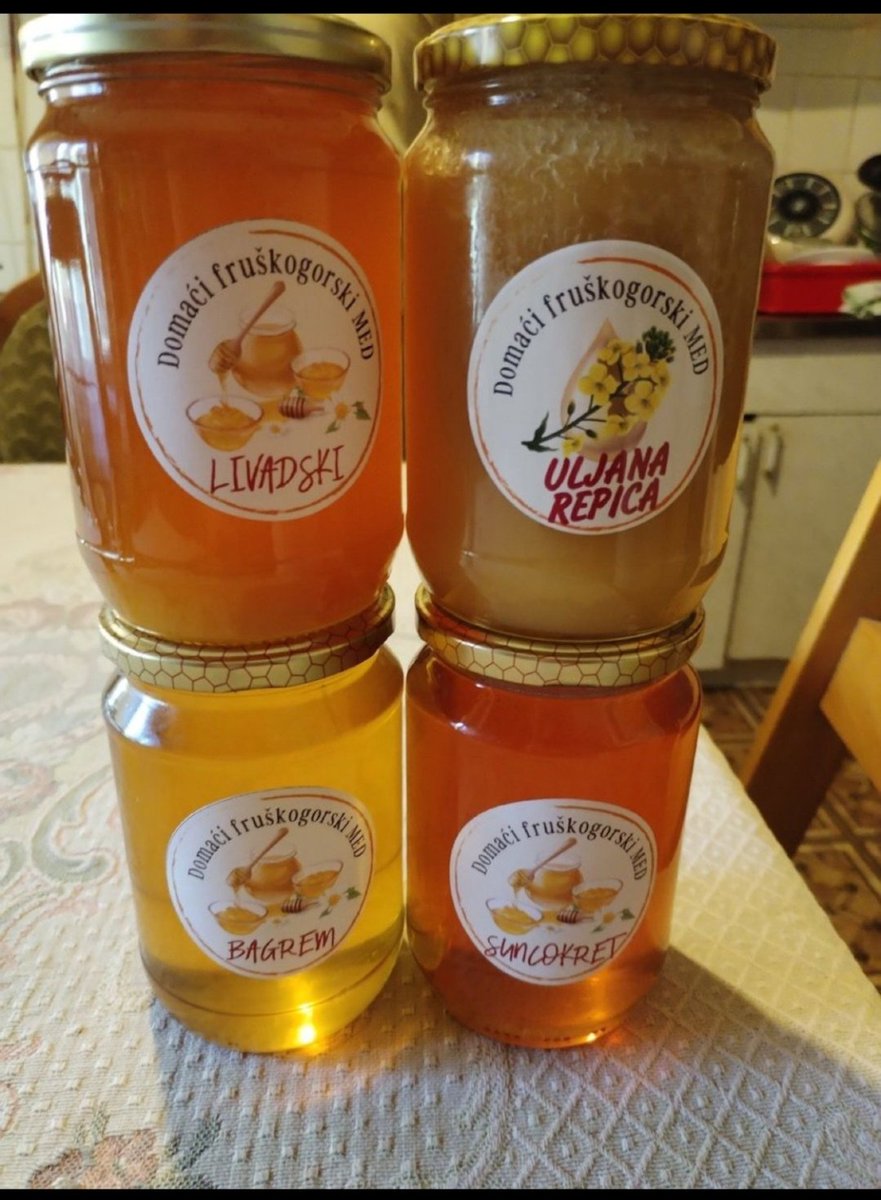 Evo ovogodišnje ponude. Nije raznovrsna, kao što zna biti, ali može da se probere. Uljana repica 900, suncokret 1000, livadski med 1200 i bagrem 1400. U čaj ili kašika našte ili na hljeb i puter. Izvol'te. 😎 Bg, NS, Sremska Mitrovica.
