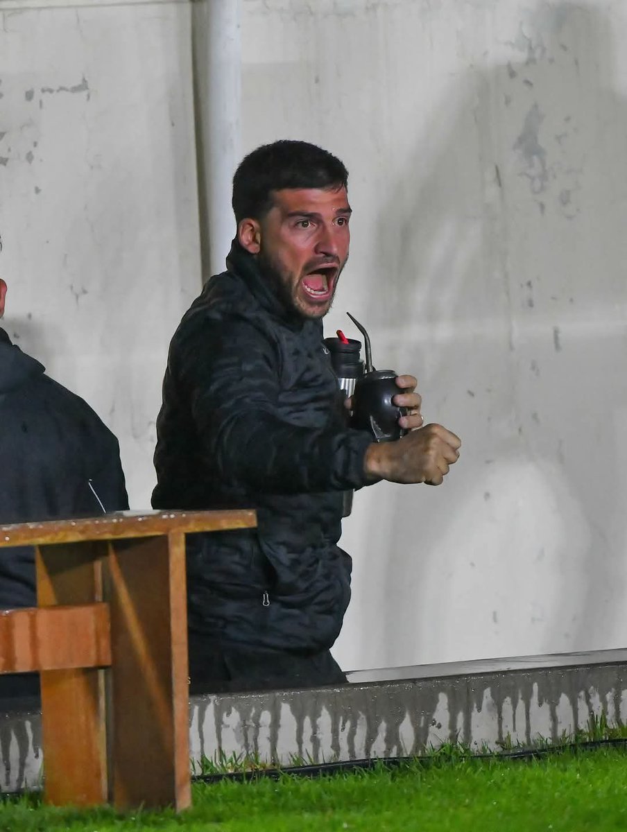 Que nunca se pierda esa sana costumbre .
BERNARDO NICOLAS CUESTA El TERROR DE LOS PAVOS .
Pueden decirle de todo pero este hombre pone todos los huevos del mundo para intentar hasta el final.
Son afortunados de ver a un idolo en vivo,respetenlo mierdas  🔴⚫.