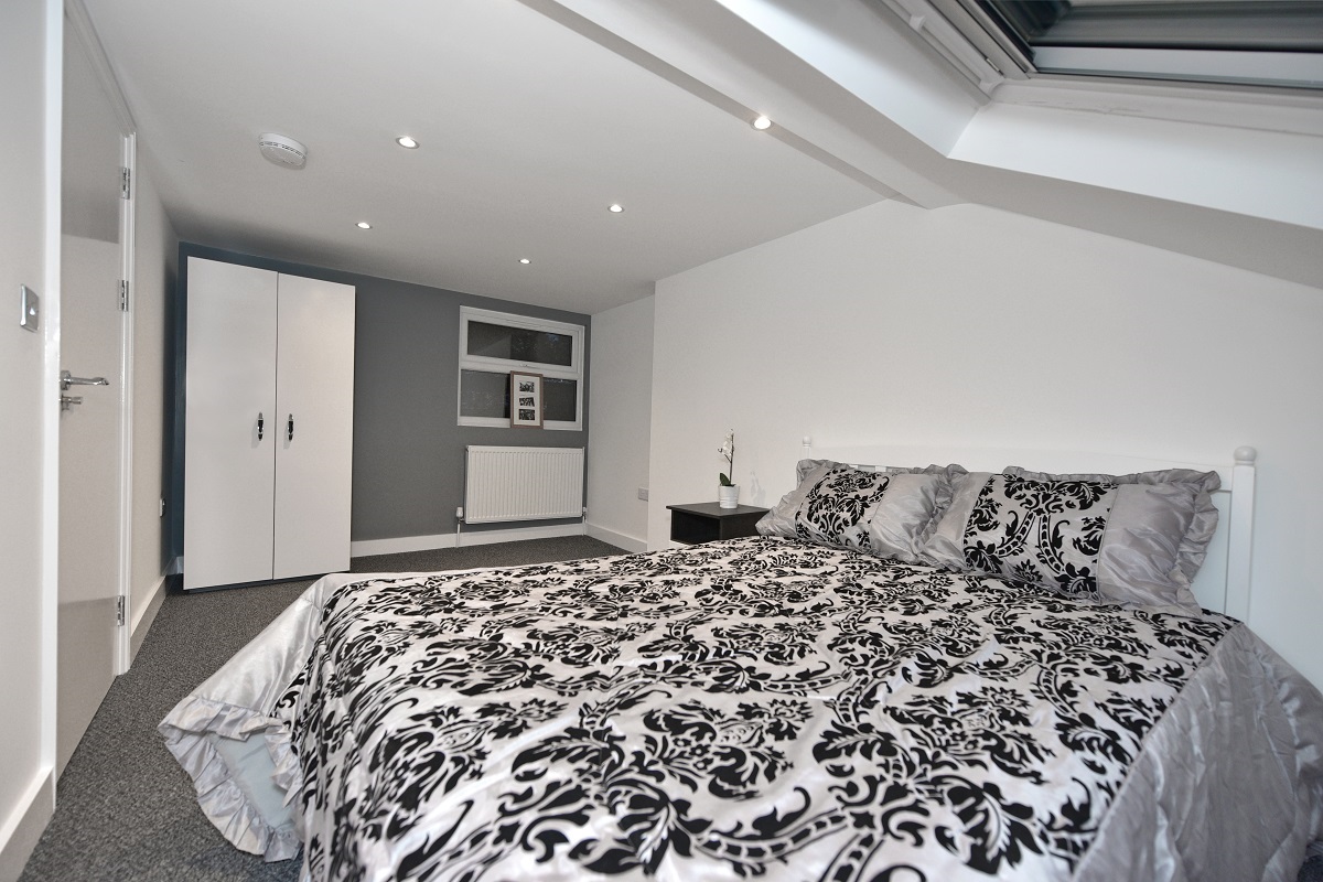 HMOLettingAgent's tweet photo. 💥 2 Double Rooms in Lewisham – from £999pcm

✨ Fully furnished w/ desk &amp; wardrobe
✨ 3 bathrooms + modern kitchen diner
✨ Cosy lounge + garden
📍 1-min walk to Elverson Road DLR – Zone 2

#Lewisham #LondonRentals #FlatshareLondon https://t.co/lmEKa7BIdR