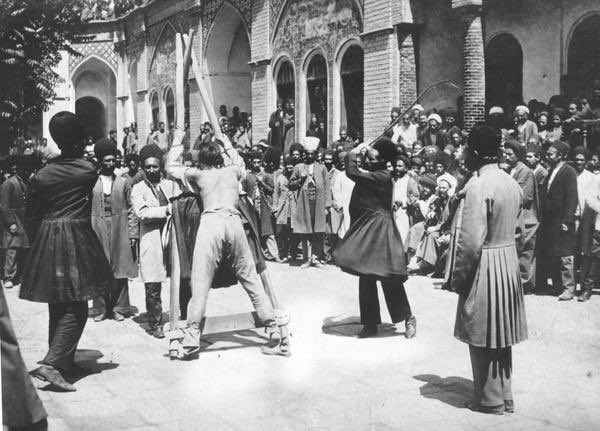 HistoricalfactW's tweet photo. Public Flogging 1900s Persia https://t.co/UTusbDtiiF
