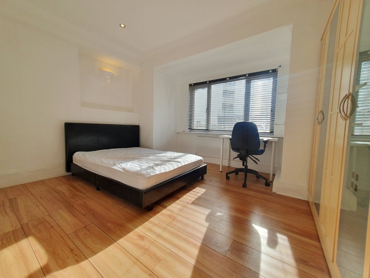 HMOLettingAgent's tweet photo. ✨ 2 Ensuite Rooms, Greenwich Zone 2 – from £1,149pcm

✨ Bedrooms w/ private bathrooms + desks
✨ Kitchen diner + garden
✨ Bills included + WiFi
📍 Less than 10 minutes by bus to North Greenwich Tube – O2 Arena 5 mins

#Greenwich #LondonRentals #Zone2 https://t.co/zaSTXRcg0B