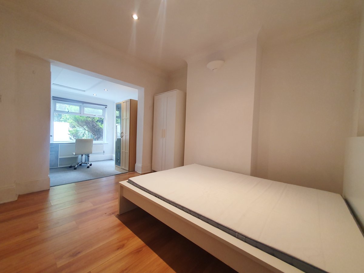 HMOLettingAgent's tweet photo. ✨ 2 Ensuite Rooms, Greenwich Zone 2 – from £1,149pcm

✨ Bedrooms w/ private bathrooms + desks
✨ Kitchen diner + garden
✨ Bills included + WiFi
📍 Less than 10 minutes by bus to North Greenwich Tube – O2 Arena 5 mins

#Greenwich #LondonRentals #Zone2 https://t.co/zaSTXRcg0B