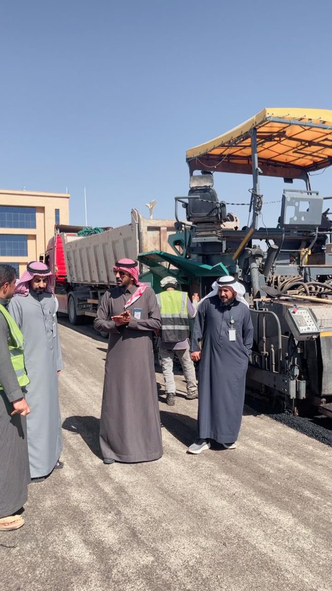 رئيس #بلدية_محافظة_أبانات 
المهندس / سلطان بن راشد الشمري 
والزملاء بالإدارات المعنيه يتابعون أعمال السفلته في مبنى البلدية الجديد .
#أمانة_منطقة_القصيم
#بلدية_محافظة_أبانات