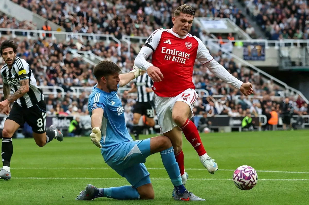 _ArsenalTeam's tweet image. This foul on Gyokeres against Newcastle wasn’t a pen but City got a penalty against Liverpool today for similar challenge 🤣🤣