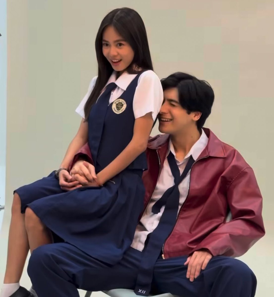 KpopKoreaPtso's tweet photo. the hand around the waist……SHE WAS LOCKED IN 😭✋🏻 https://t.co/SJ8b09waG3