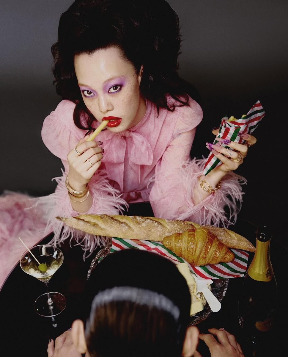 LaModeUnknown's tweet photo. A beauty editorial feat. amazing NAIL ART in ✨️Vogue China✨️ with makeup by Taka Lam and photo of Jialing Hoo.🪡 https://t.co/rDelFJWKiy