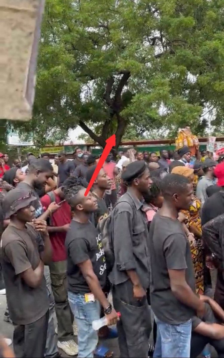 TwoTerty__'s tweet image. Arsenal looking at Manchester City close down on the title race